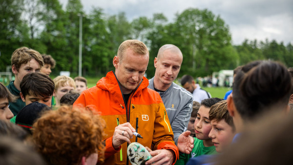 Nach seiner Eröffnungsrede gab Sebastian Rode den jungen Spielern Autogramme.