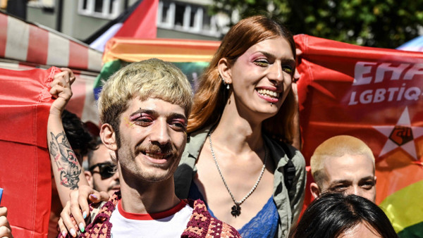 In Istanbul sind trotz Verbot zahlreiche Menschen zur Pride-Parade für LGBTQ-Rechte auf die Straße gegangen.