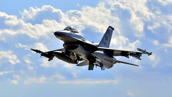 Bald in der Ukraine: Eine amerikanische F-16 hebt von einer US-Luftwaffenbais in Nevada ab