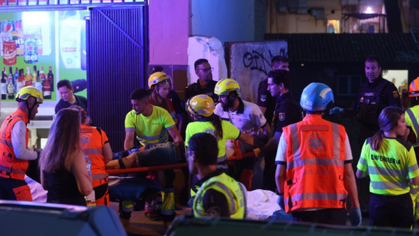 Rettungsdienste sind nach dem Einsturz eines Gebäudes am Strand von Palma im Einsatz.