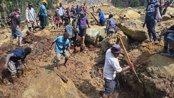 Papua-Neuguinea, Yambali: Dorfbewohner suchen nach einem Erdrutsch nach Verschütteten.