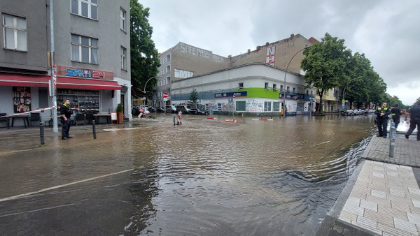 Kein Durchkommen mehr: Auch am Dienstagvormittag blieb ein Teil der Sonnenallee gesperrt.