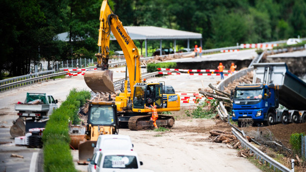 Baustellenfahrzeuge bei den Reparaturarbeiten auf der A13 nach starkem Unwetter.