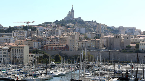 Zahlreiche Boote liegen im alten Hafen von Marseille vor Anker. (Archivbild)