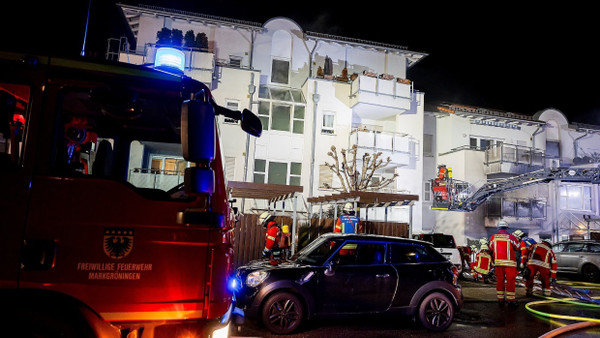 Feuerwehr und Sanitäter sind bei einem Brand im Einsatz.