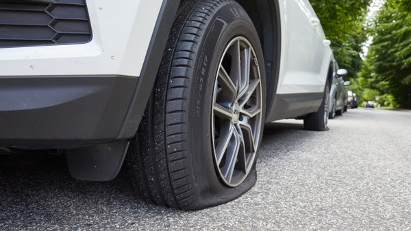 In Toulouse haben Aktivisten die Luft aus 65 SUV-Reifen rausgelassen. (Symbolbild)