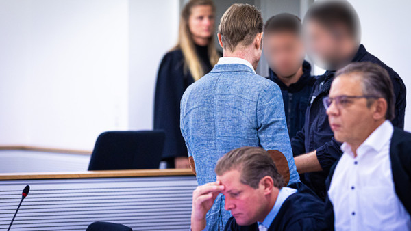 Justizmitarbeiter lösen bei dem Angeklagten Christian B. in einem Saal im Landgericht die Handfesseln. (Archivbild)