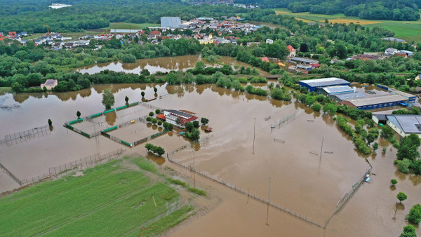 Land unter: Das Hochwasser der Mindel überflutet in Offingen im schwäbischen Landkreis Günzburg Straßen und Sportanlagen.