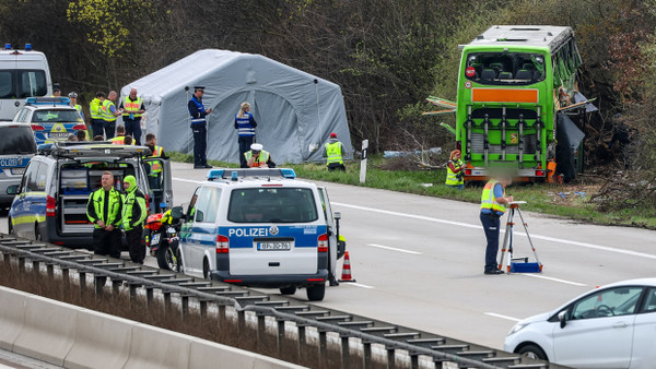 Der verunglückte Bus ist an der Unfallstelle auf der A9 zu sehen.