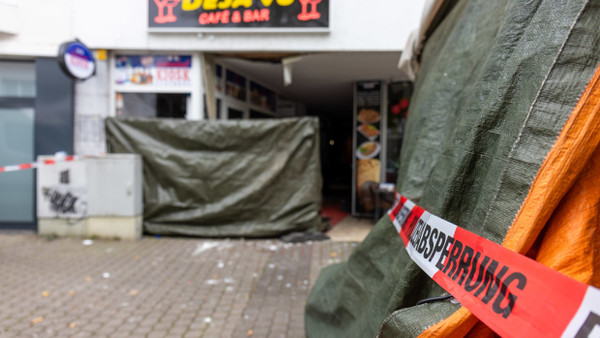 Vor diesem Café in Wetzlar ist am Sonntagmorgen ein Brand- oder Sprengsatz explodiert.