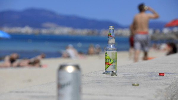 Leere Flaschen und Dosen sind am Strand Arenal zu sehen.