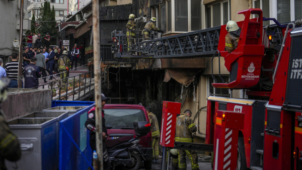 Istanbul: Nach dem Brand, der in einem Nachtclub in dem Wohnhaus ausgebrochen war, arbeiten Feuerwehrleute an der Fassade.