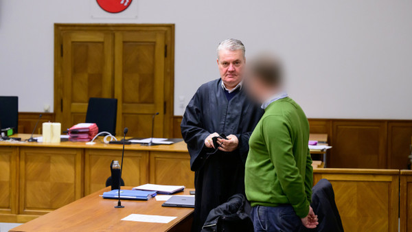 Der Angeklagte (rechts) und sein Anwalt stehen am Montag in einem Saal des Landgerichts Lüneburg.