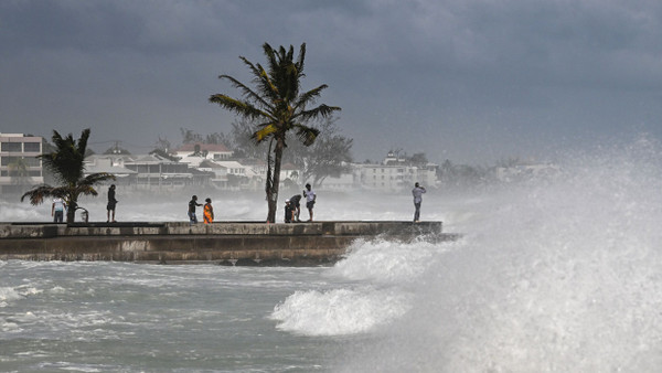 Nach dem Sturm: Menschen am Pier in Oistins auf der Karibikinsel Barbados
