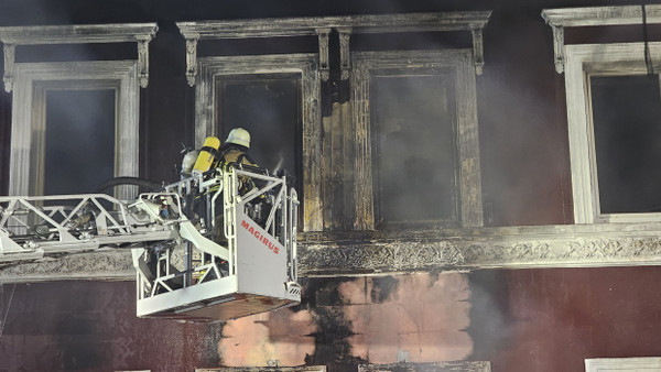 Bei einer Explosion und einem Brand in einem Mehrfamilienhaus in Essen sind am Samstagabend mehrere Menschen verletzt worden.