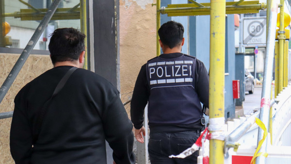 Polizeibeamte sind in Göppingen im Einsatz, nachdem dort ein Mann in einer Shishabar erschossen wurde.