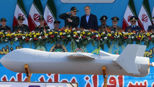 Irans Präsident Massud Peseschkian betrachtet eine Shahed 136-B Drohne während einer Militärparade am 21.9.2024.