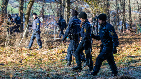 Einheiten der Polizei suchen in einem Waldstück nach dem vermissten Kind.