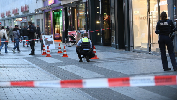 Bei einer Auseinandersetzung nahe des Kölner Doms ist ein Mann lebensgefährlich verletzt worden.