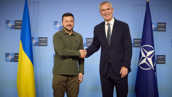 Jens Stoltenberg und Wolodymyr Selenskyj in Brüssel