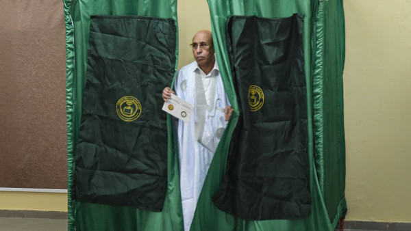 Präsident Mohamed Ould Ghazouani am Samstag bei der Stimmabgabe in Mauretaniens Hauptstadt Nouakchott