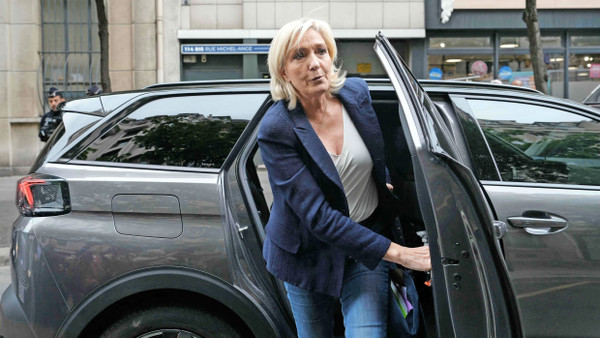 Marine Le Pen am 2. Juli 2024 auf dem Weg in die Zentrale ihrer Partei in Paris. Ihre Bewegung ist näher denn je an der Macht.
