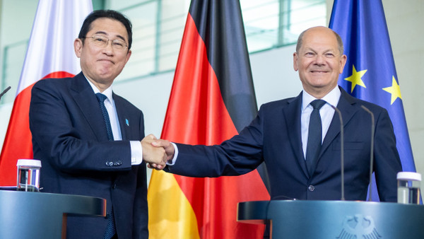 Japans Ministerpräsident Fumio Kishida (links) und Bundeskanzler Olaf Scholz am Freitag in Berlin