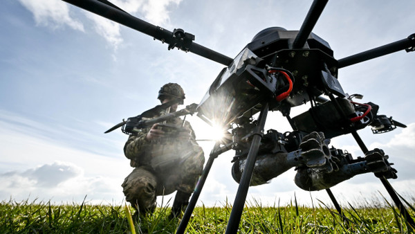 Ein Soldat startet ein Drohne, die 15 kg tragen kann und mit einer Wärmebildkamera ausgestattet ist.