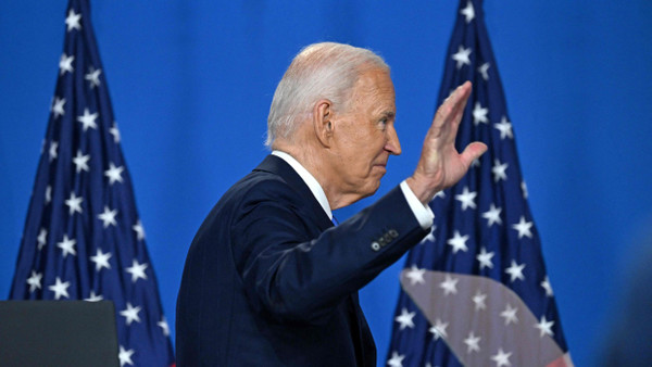 Joe Biden winkt zum Abschied nach seiner Pressekonferenz auf dem NATO-Gipfel in Washington am Donnerstag.