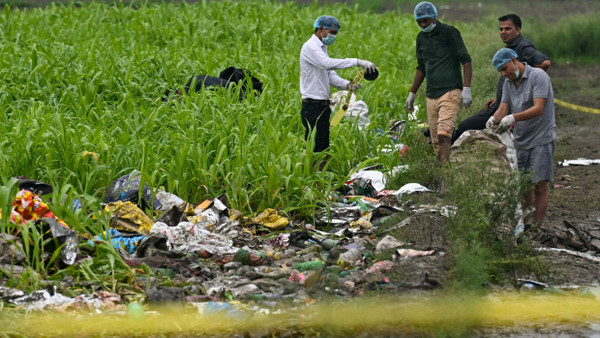 Forensiker untersuchen den Ort des Gedränges bei dem es zu Hunderten Toten kam.