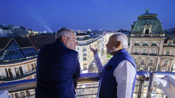 Österreichs Bundeskanzler Karl Nehammer und Indiens Premierminister Narendra Modi am 9.7.2024 über dem Stephansplatz in Wien