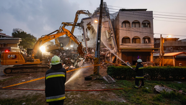 Teilweise eingestürzte Wohngebäude in Hualien, Taiwan
