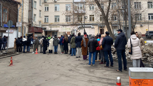 Andrang aus Protest? Sonntagmittag vor einem Wahllokal in Moskau