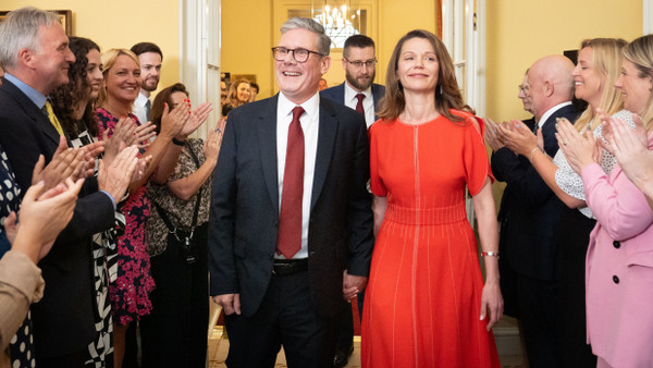 Die neuen Bewohner: Keir Starmer und seine Frau Victoria beim Einzug in die Downing Street