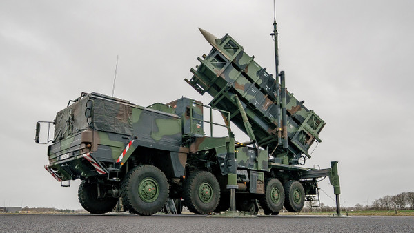 In der Ukraine schon im Einsatz: Das Flugabwehrsystem Patriot auf dem Militärflughafen Schwesing