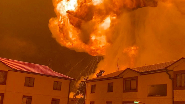 Nach einer Explosion im Stadtteil Embakasi in Nairobi schlagen Flammen in den Himmel.