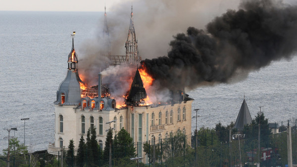 Ein Gebäude der Rechtsakademie von Odessa brennt nach einem russischen Raketenangriff.