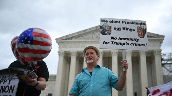 „Wir wählen Präsidenten, keine Könige – Keine Immunität für Trumps Verbrechen“: Trump-Gegner am Montag vor dem Obersten Gericht in Washington