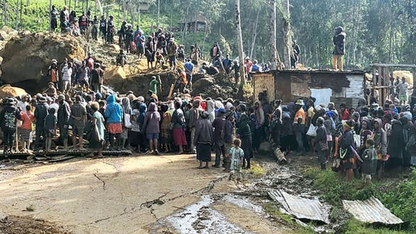 Anwohner versammeln sich an der Stelle eines Erdrutsches im Dorf Mulitaka in Papua-Neuguinea.