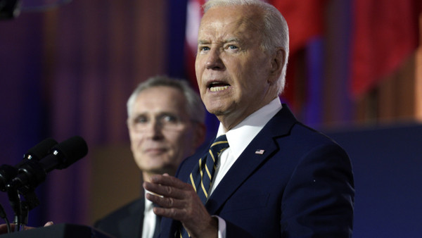 US-Präsident Joe Biden spricht auf dem NATO-Gipfel in Washington, NATO-Generalsekretär Jens Stoltenberg hört zu.