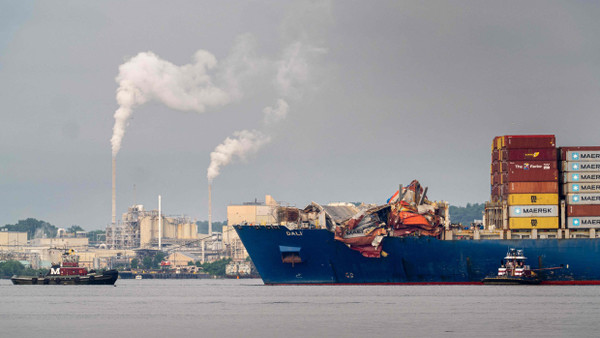 Das beschädigte Frachtschiff „Dali“ auf dem Weg zum Hafen von Baltimore.