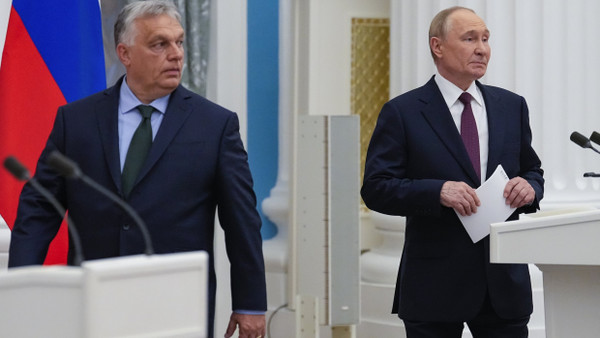 Umstrittener Besuch: Der russische Staatspräsident Wladimir Putin (rechts) am Freitag mit dem ungarischen Ministerpräsidenten Viktor Orbán in Moskau