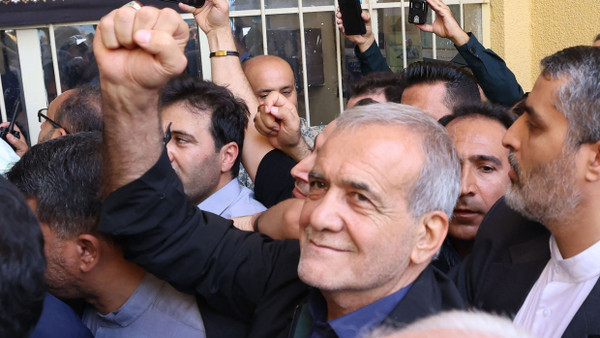 Der Wahlsieger Massud Peseschkian am Samstag in Shareh Qods, westlich von Teheran