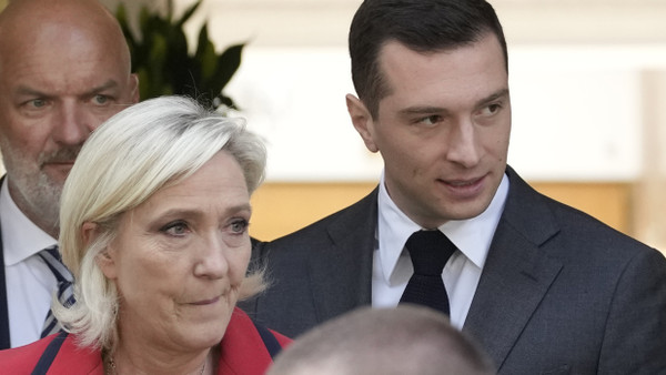 Hoffen auf einen Triumph: Die frühere und der aktuelle RN-Vorsitzende Marine Le Pen und Jordan Bardella am 24. Juni in Paris