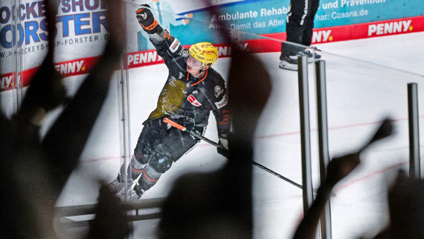 Publikumsliebling: Maksim Matushkin bejubelt mit den Fans eines seiner Tore.