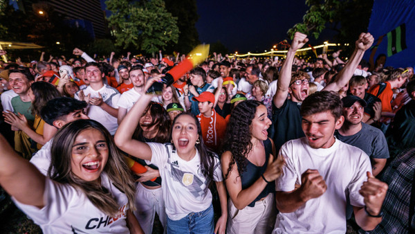 Jugendliche in der Fanzone: Gemeinsam macht Torjubel gleich doppelt so viel Spaß