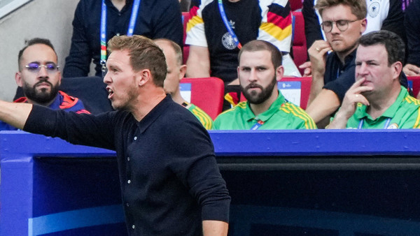 Volonteers im Stadion – einer davon ist Arbeitsminister Heil (r.)