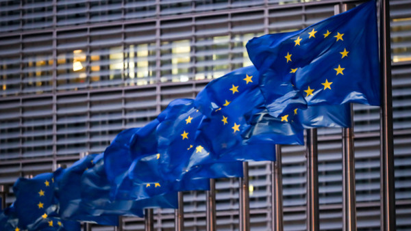 Europaflaggen vor dem Gebäude der EU-Kommission in Brüssel