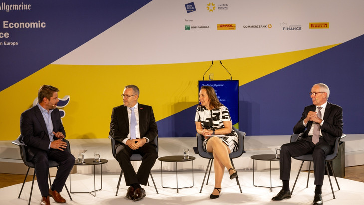 Was tun gegen die Bürokratie? Klemens Haselsteiner, Jörg Dittrich, Moderatorin Corinna Budras und Peter Adrian (von links) diskutieren.