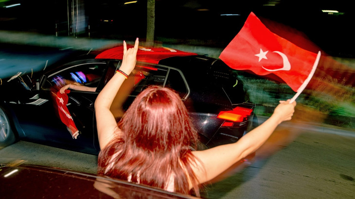 „Das ist kein türkischer Hitlergruß“: Türkische Fans feiern den Sieg ihrer Mannschaft gegen Tschechien.